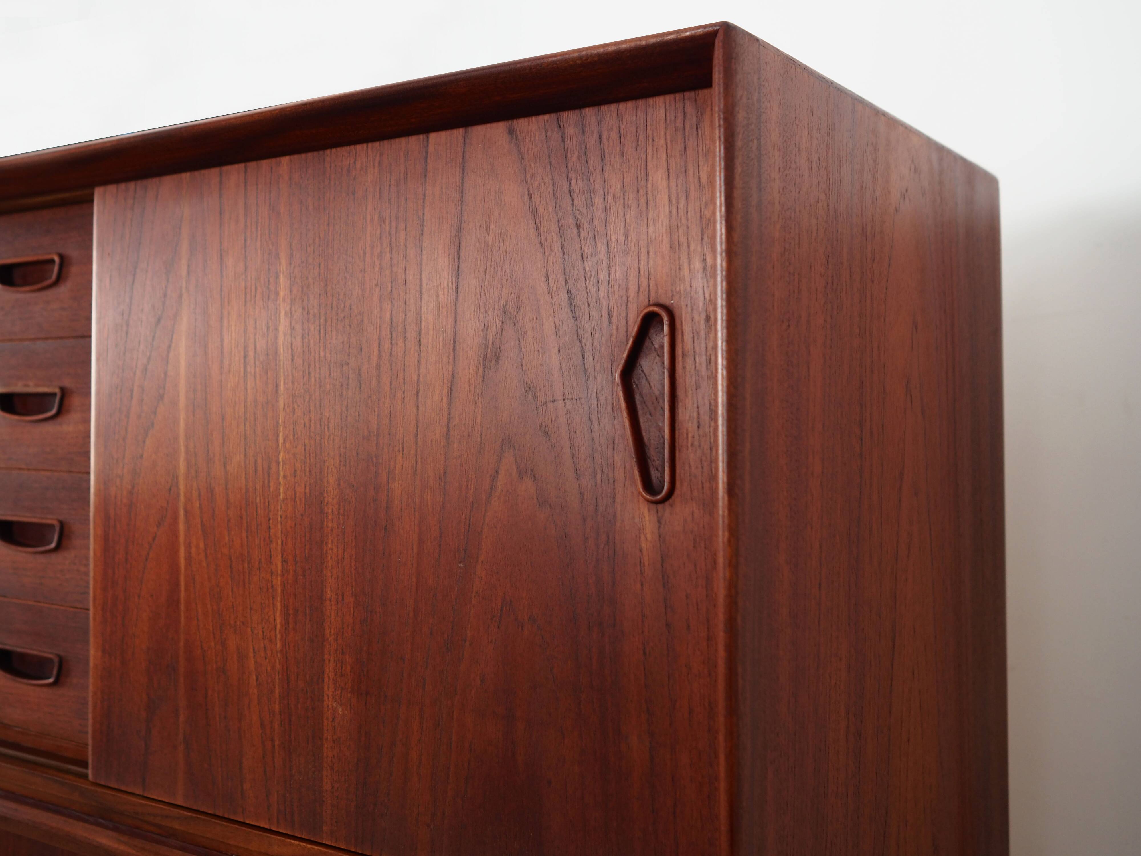 Buffet haut en teck, design danois, années 1970, production : Danemark