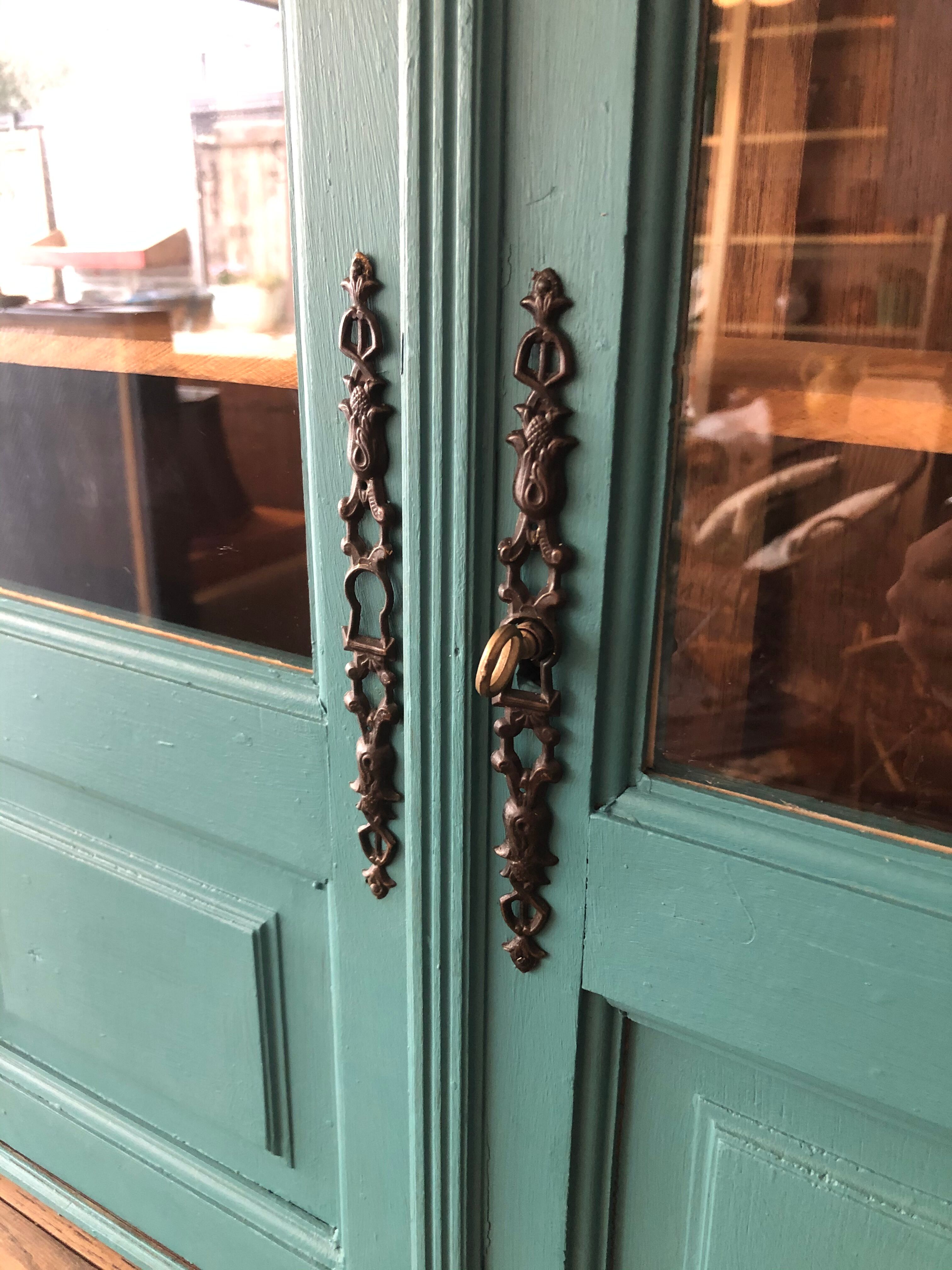 Showcase to be placed or hung