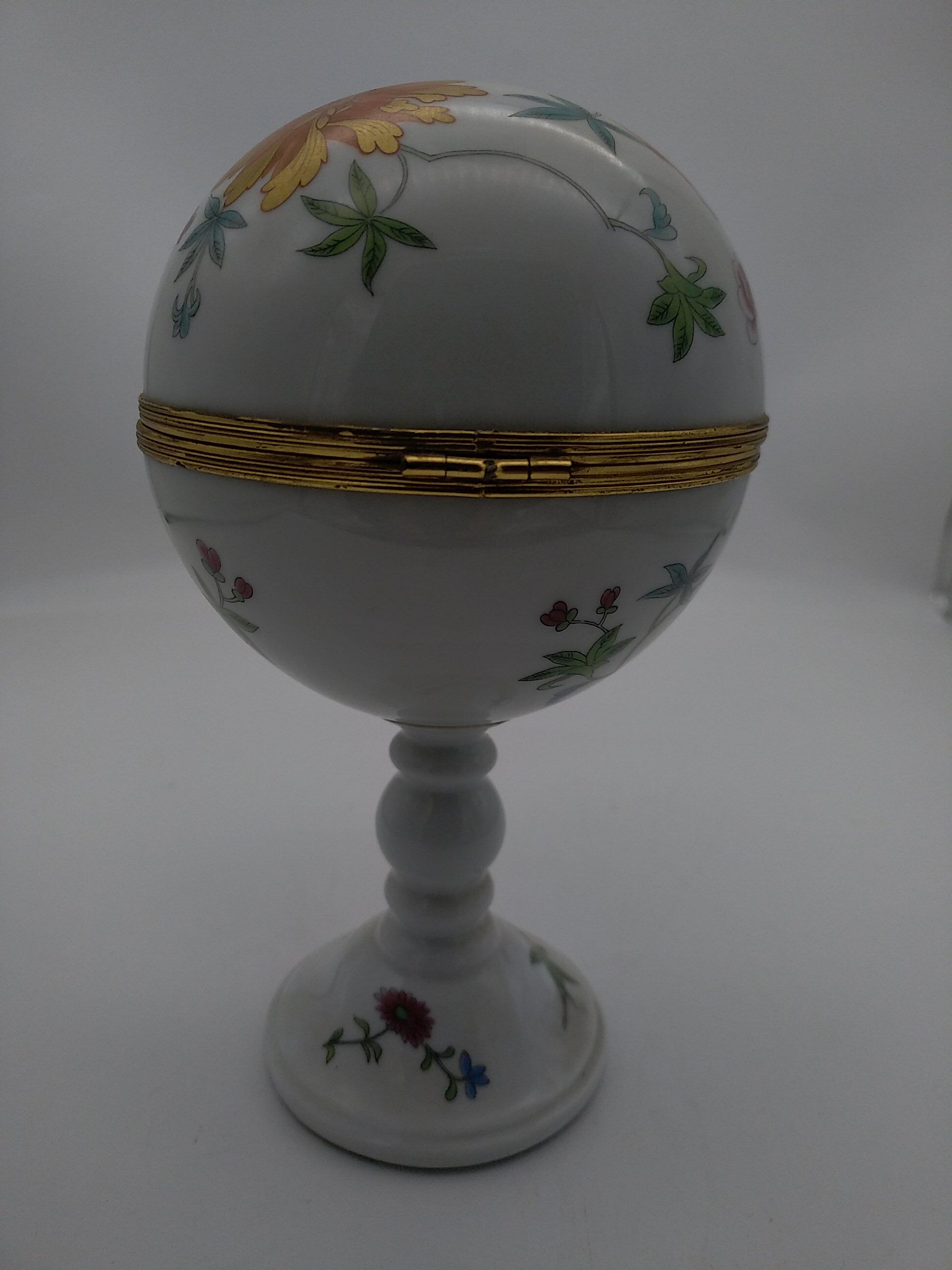 Box on foot, Limoges porcelain, Raynaud