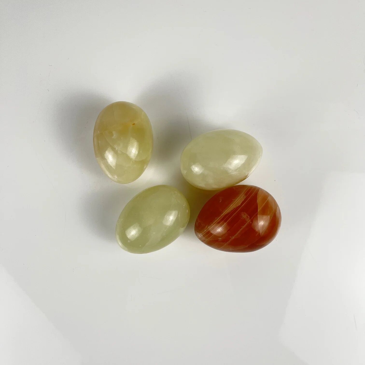 Set of vintage decorative eggs in translucent veined onyx, 1970s