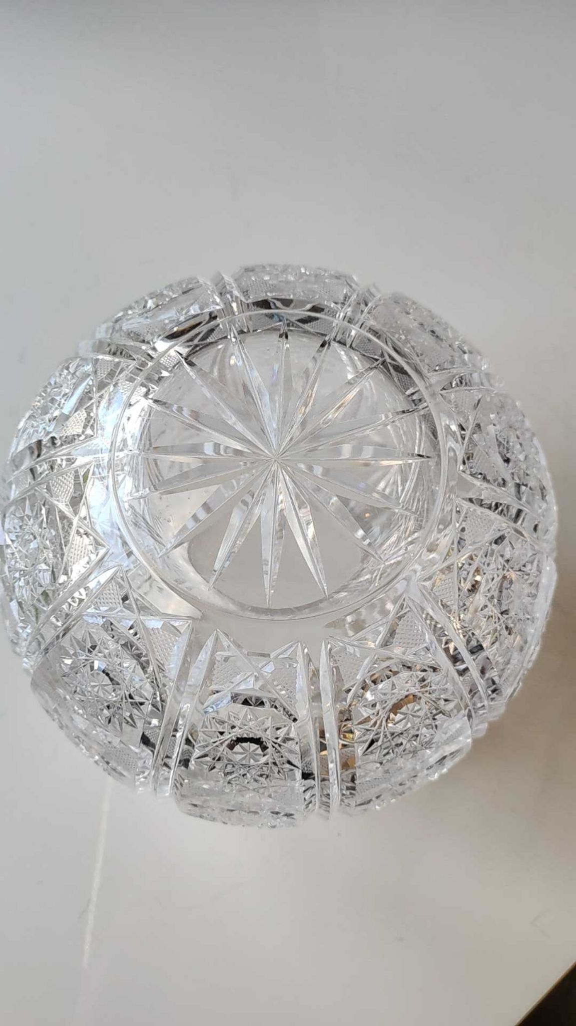 Vase shaped ball in carved Bohemian crystal. Star motifs, diamond braces, hardwoods. Diam 16 cm