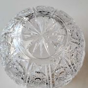 Vase shaped ball in carved Bohemian crystal. Star motifs, diamond braces, hardwoods. Diam 16 cm
