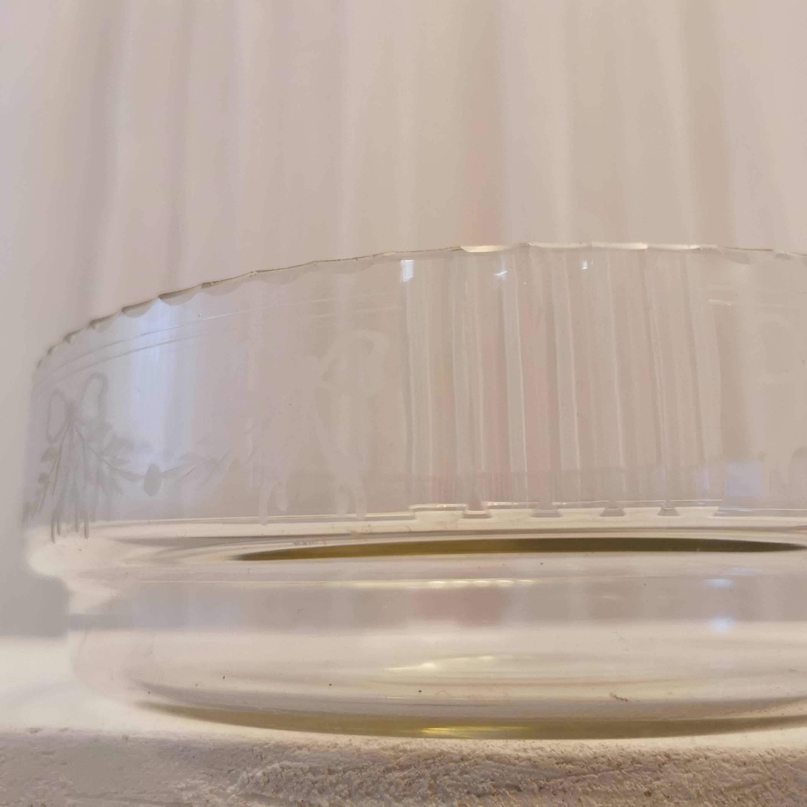 Chiseled glass pocket tray