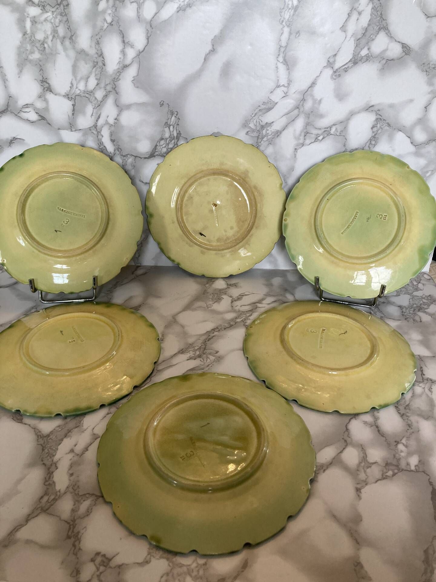12 assiettes barbotine Sarreguemines décor vignes