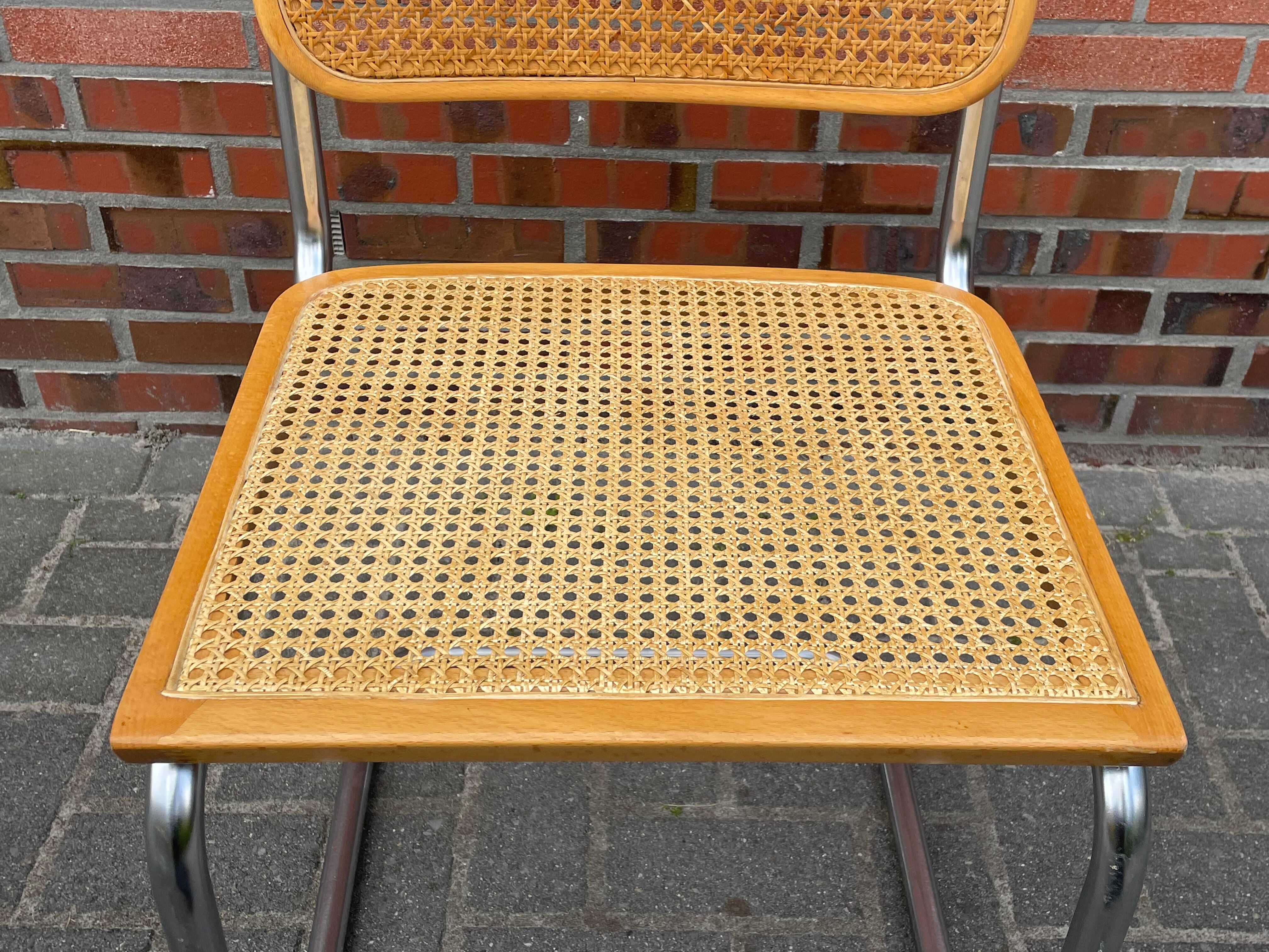 Ensemble de 4 Chaises vintage modèle Cesca B32 en chrome et bois