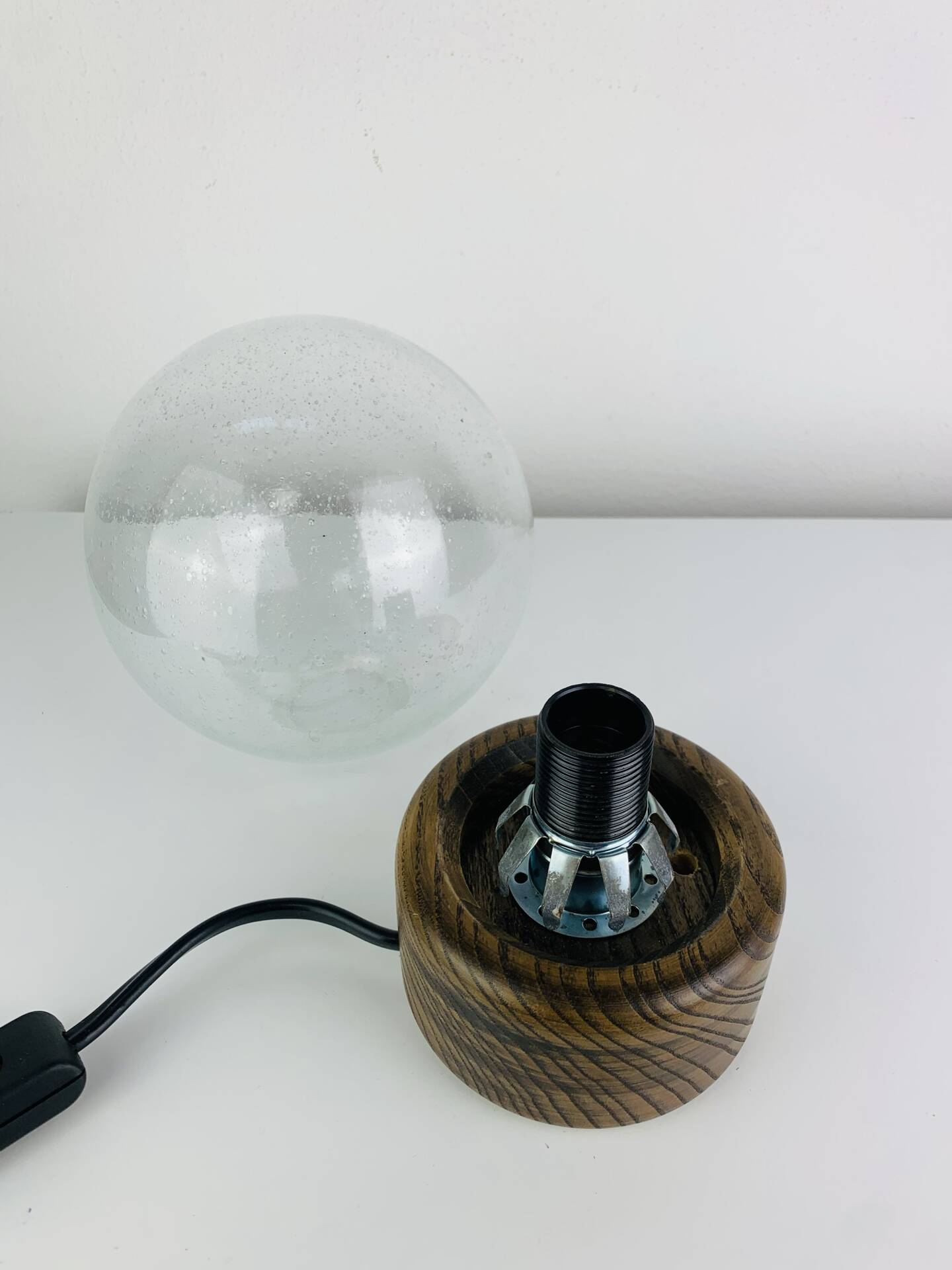 Lampe brutaliste bois massif et globe verre bullé, Temde Leuchten, 60