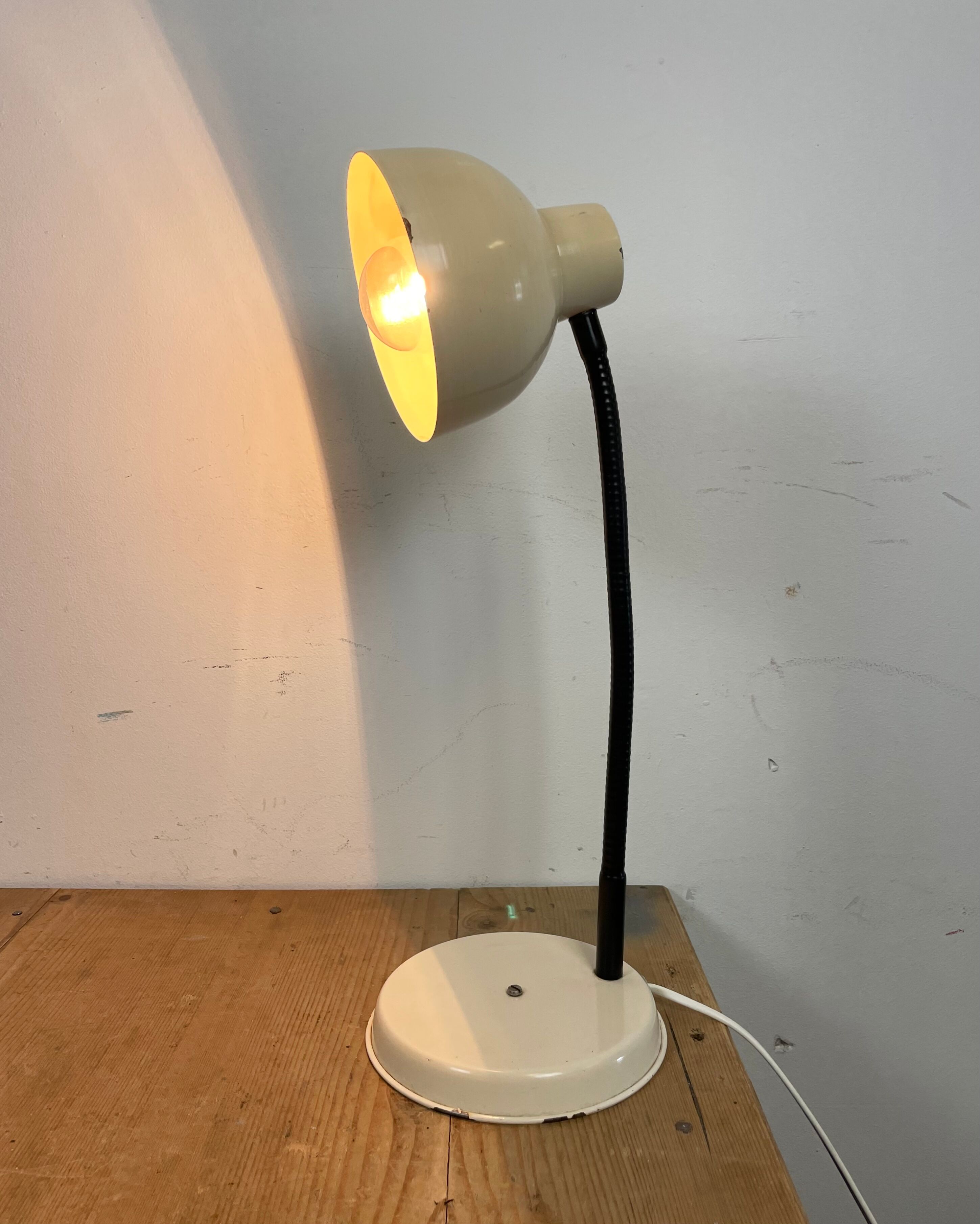 Beige industrial gooseneck table lamp, 1960s