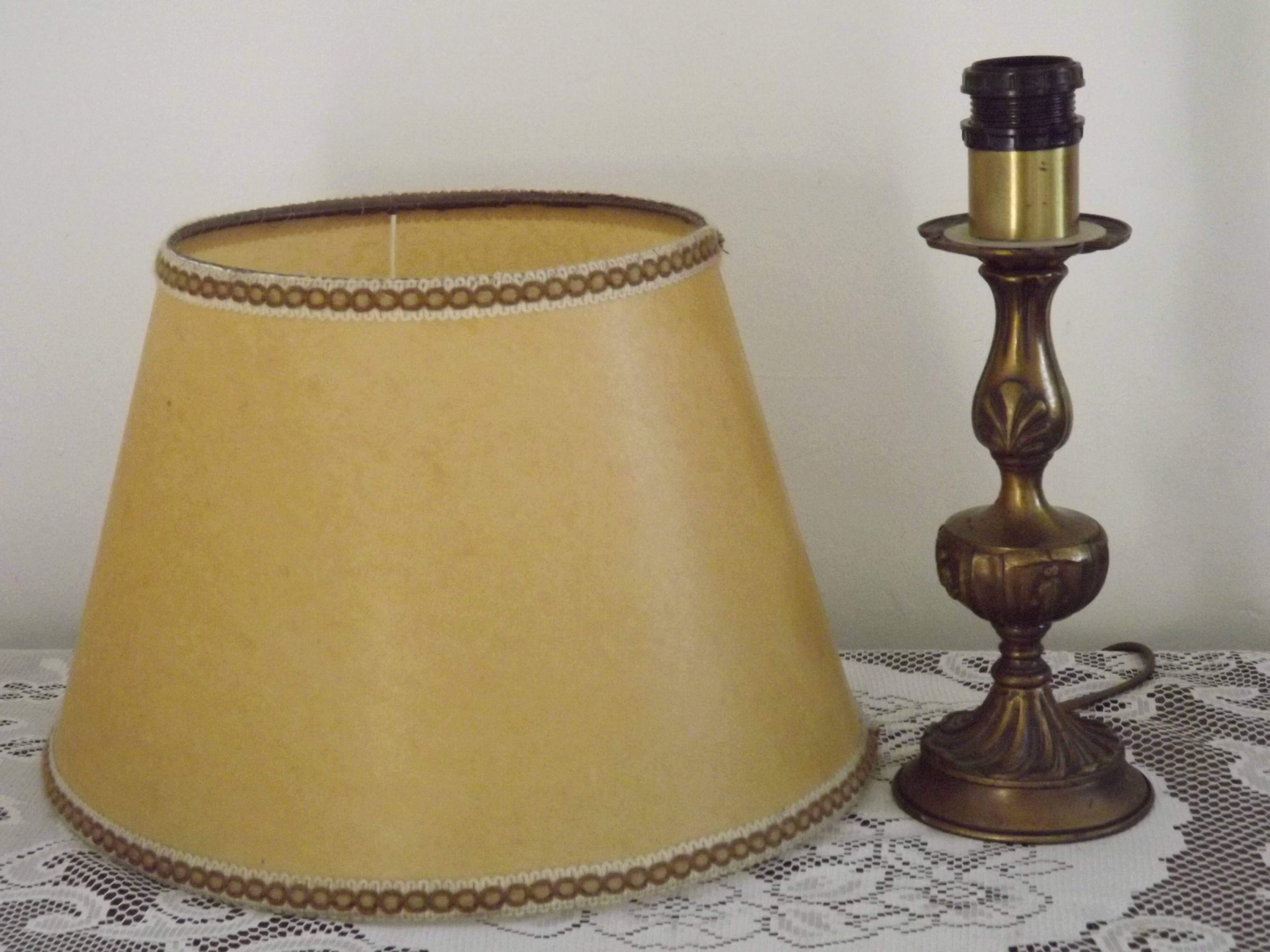 Spanish vintage brass table lamp with beige braided plastic shade 5555.