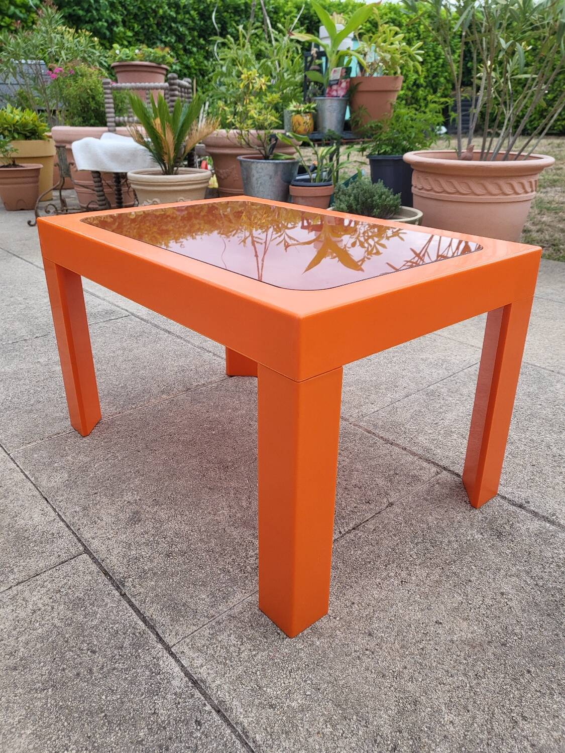 Table basse en plastique orange