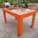 Table basse en plastique orange