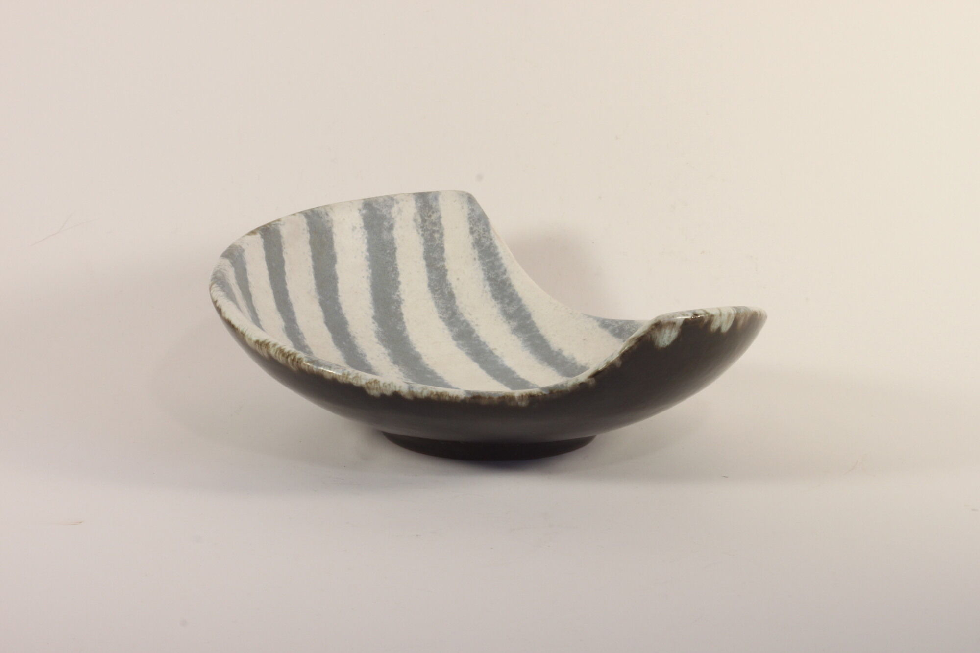 Striped ceramic vide-poche bowl by Carstens Tönnieshof, Germany 1950s.