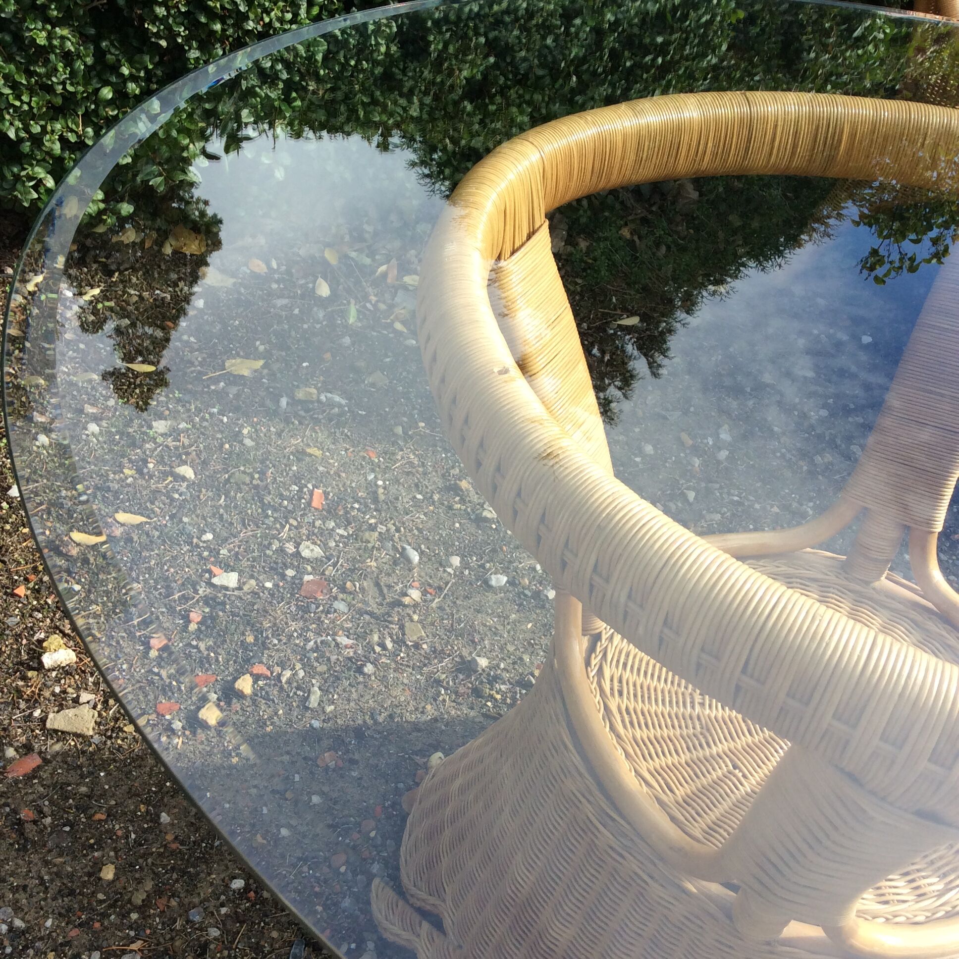 Vintage rattan set dining table and its 6 chairs