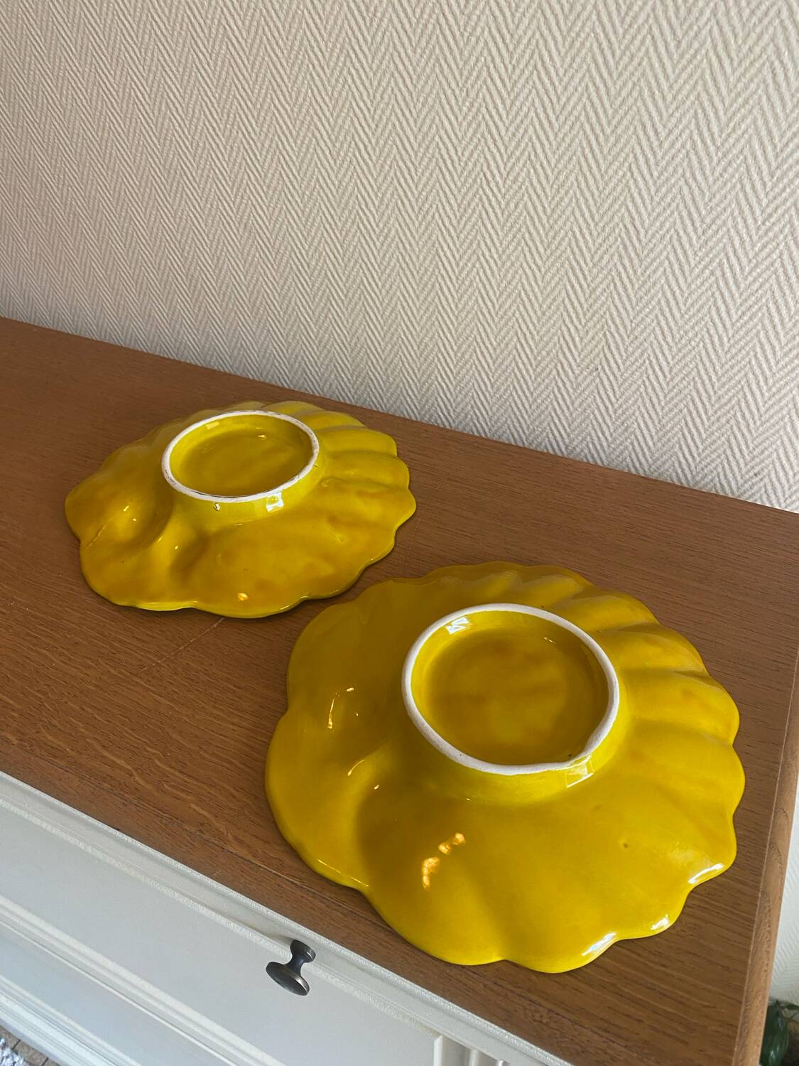Vintage shell-shaped plates