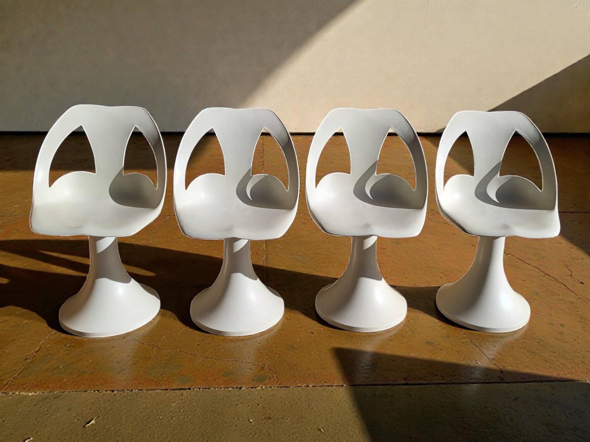 4 chairs and 1 Space Age table from the 1960s.