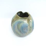 Vase sculptural postmoderne en faïence émaillée bleue irisée, fabriqué à la main, Italie