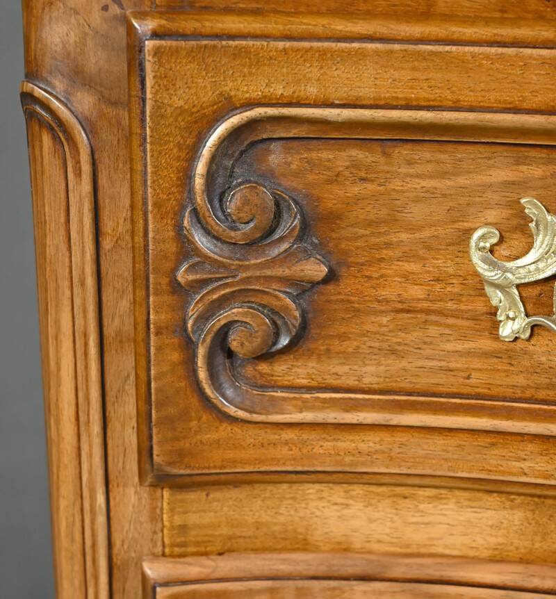 Walnut Sauté Crossbow Commode, Louis XV style – Early 20th century