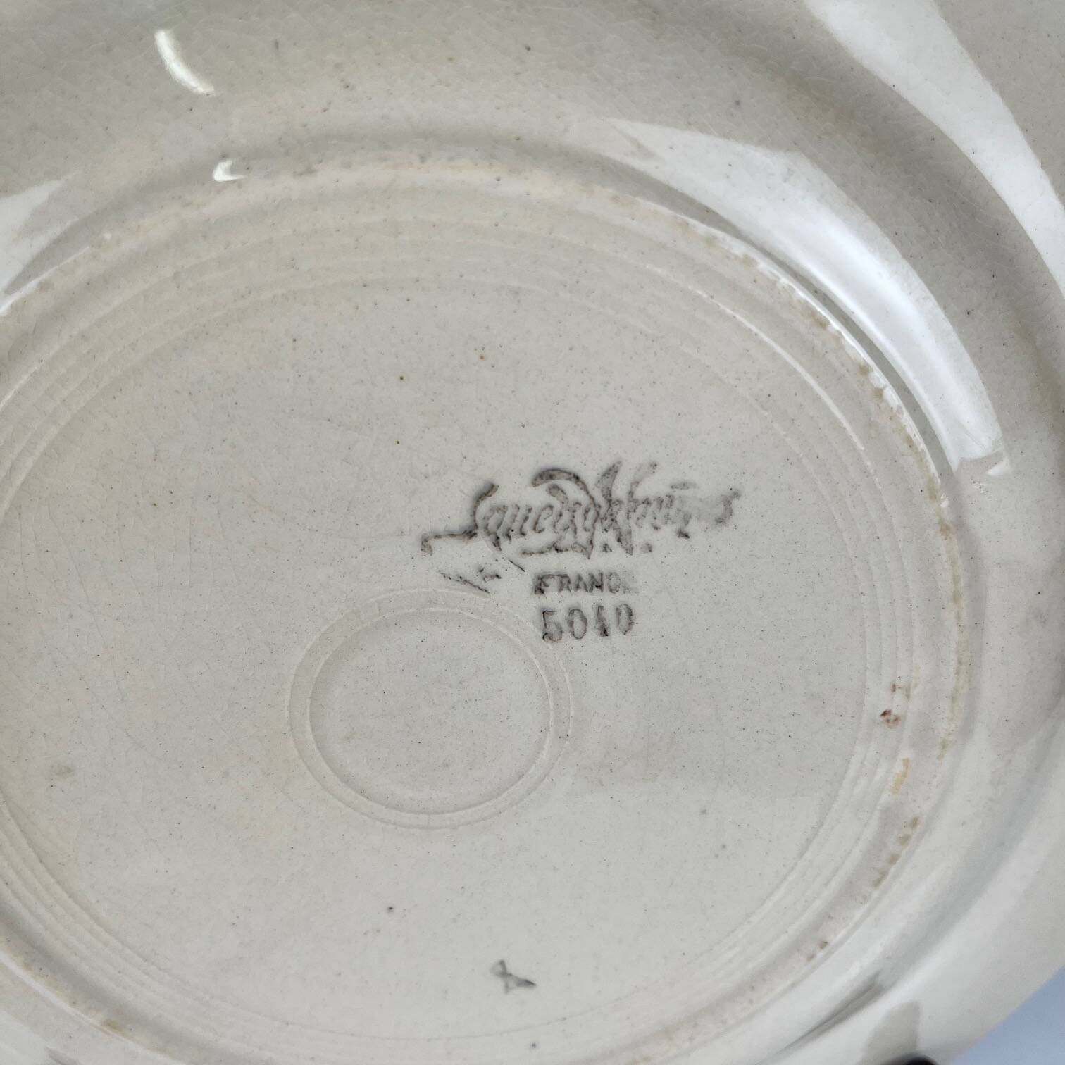 Set of 6 flat plates Sarreguemines flower pattern, first half of the 20th century.