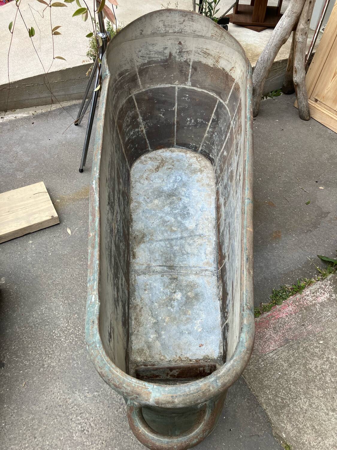 Green zinc bathtub