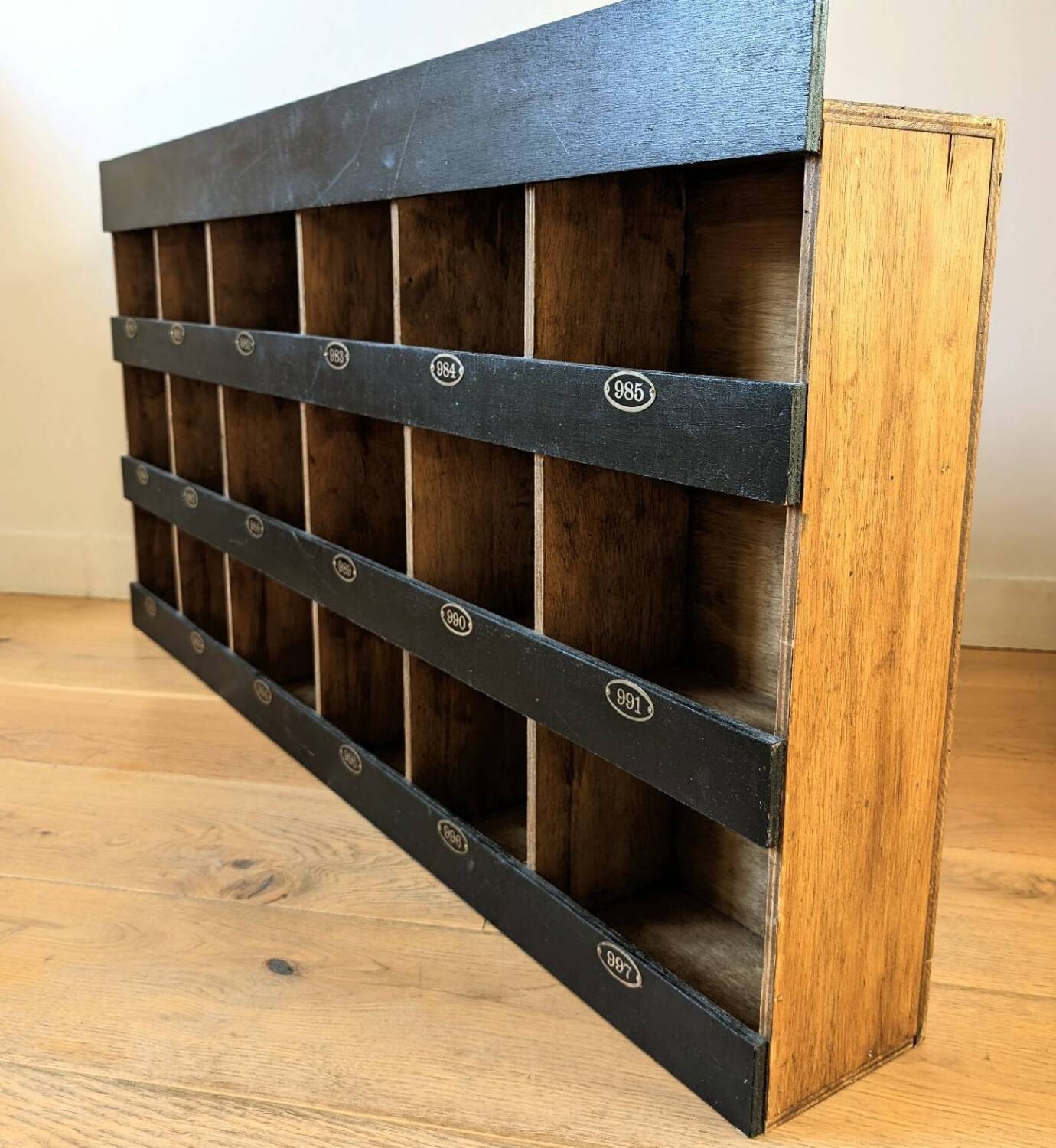 Hotel locker cabinet