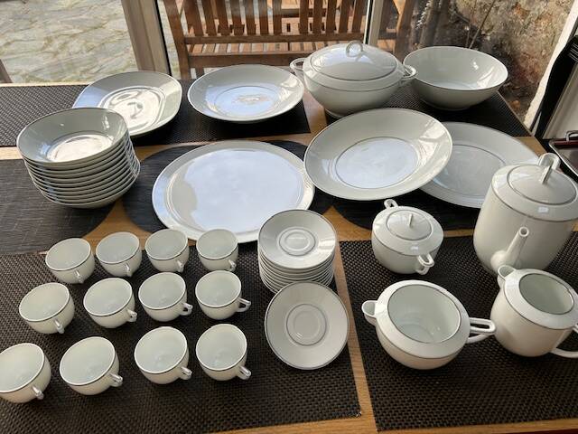 Bernardaud Limoges table service platinum model, 45 pieces