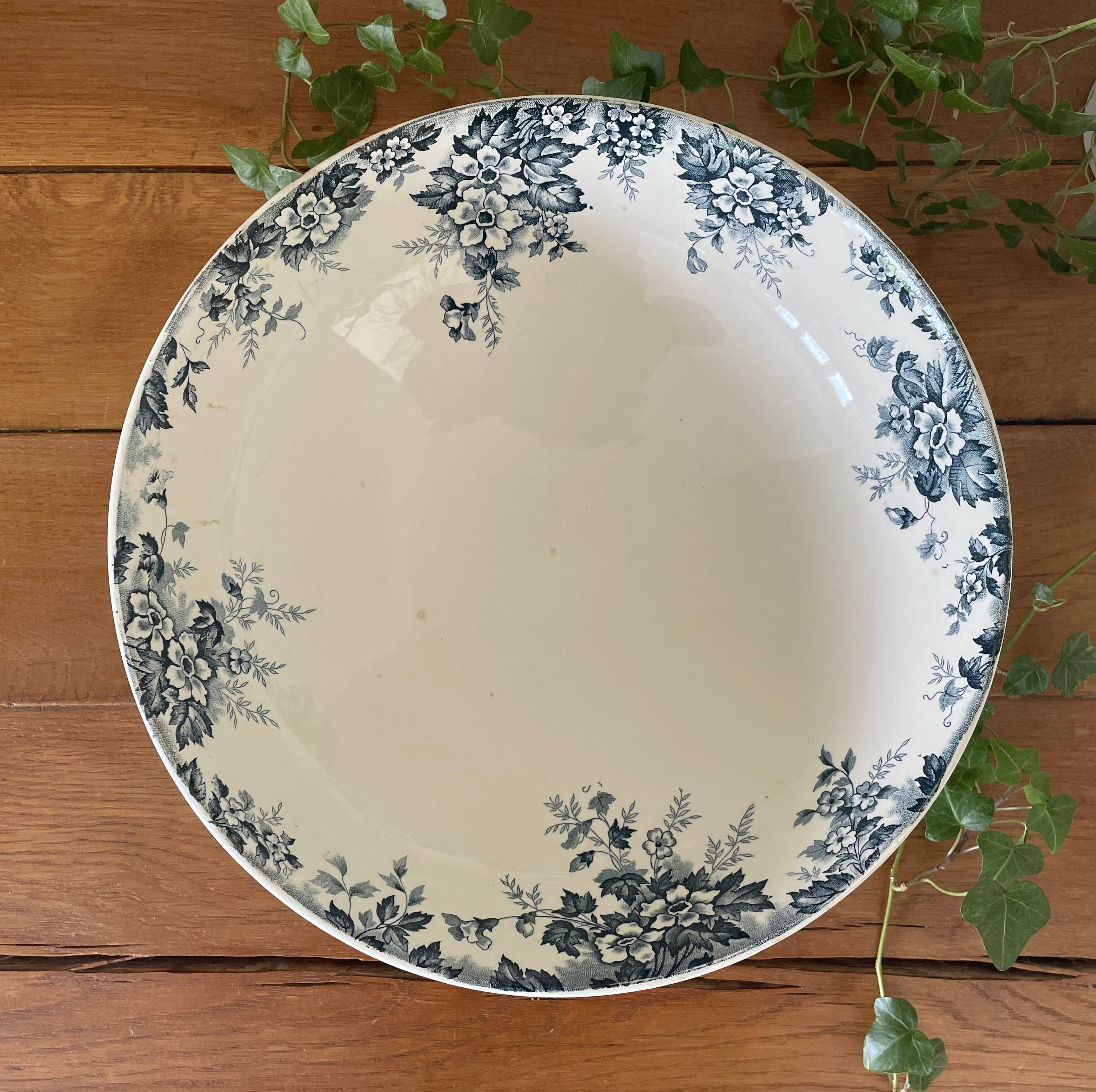 Antique large salad bowl on a pedestal in Saint-Amand earthenware (Nord)