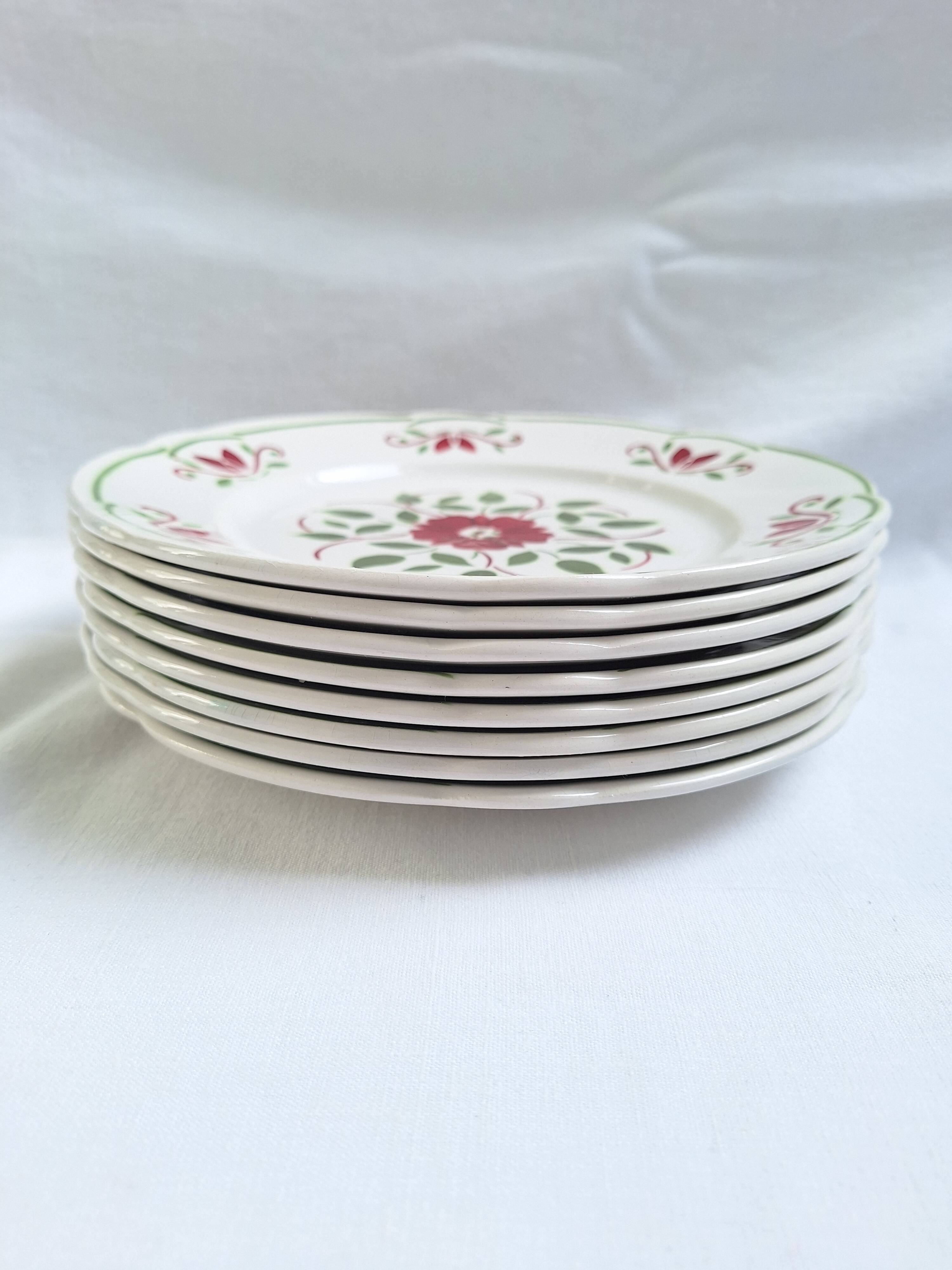 Assiettes plates vertes et bordeaux des années 50's