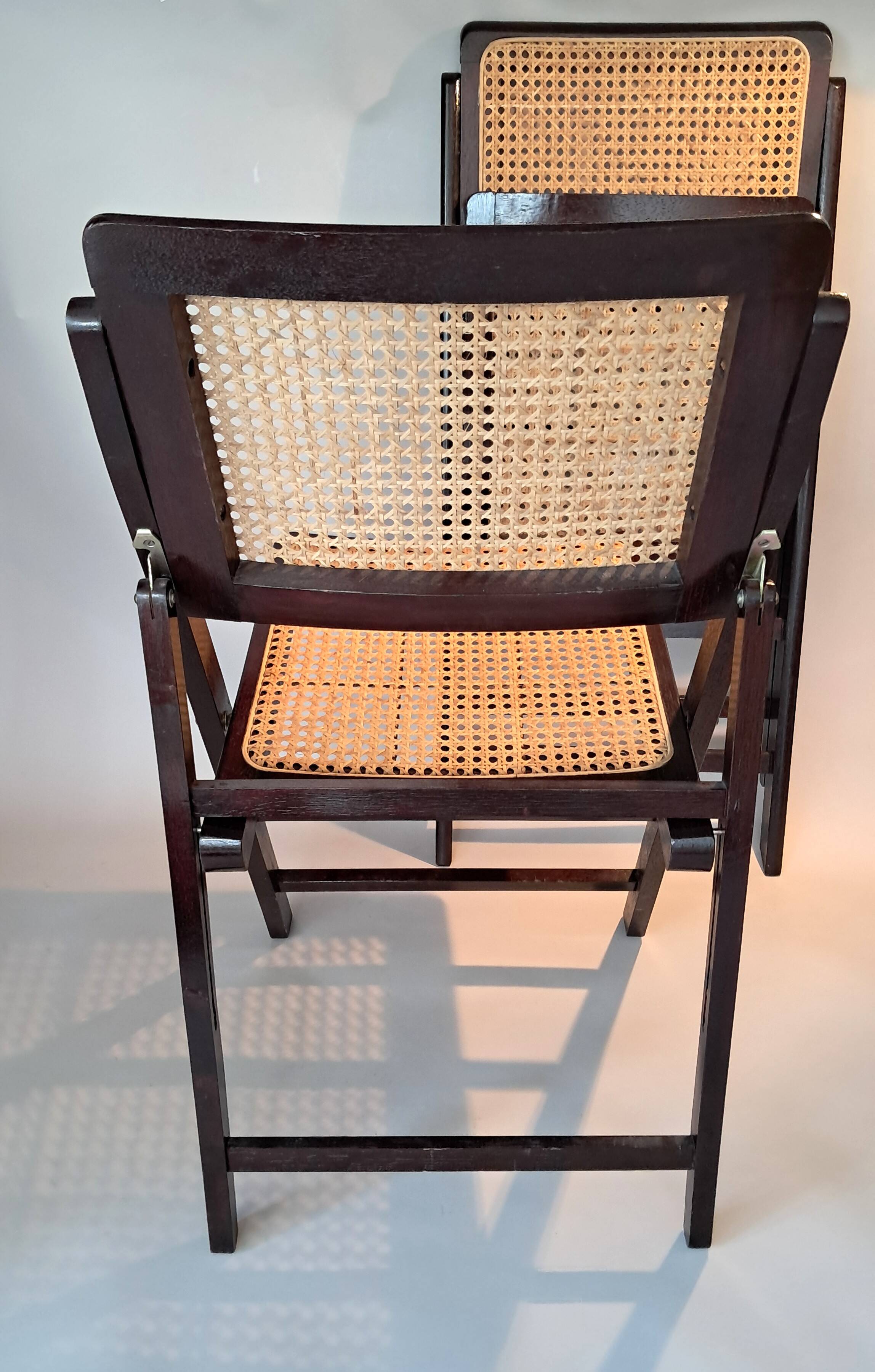 Pair of caned folding chairs from the 1960s in varnished wood.