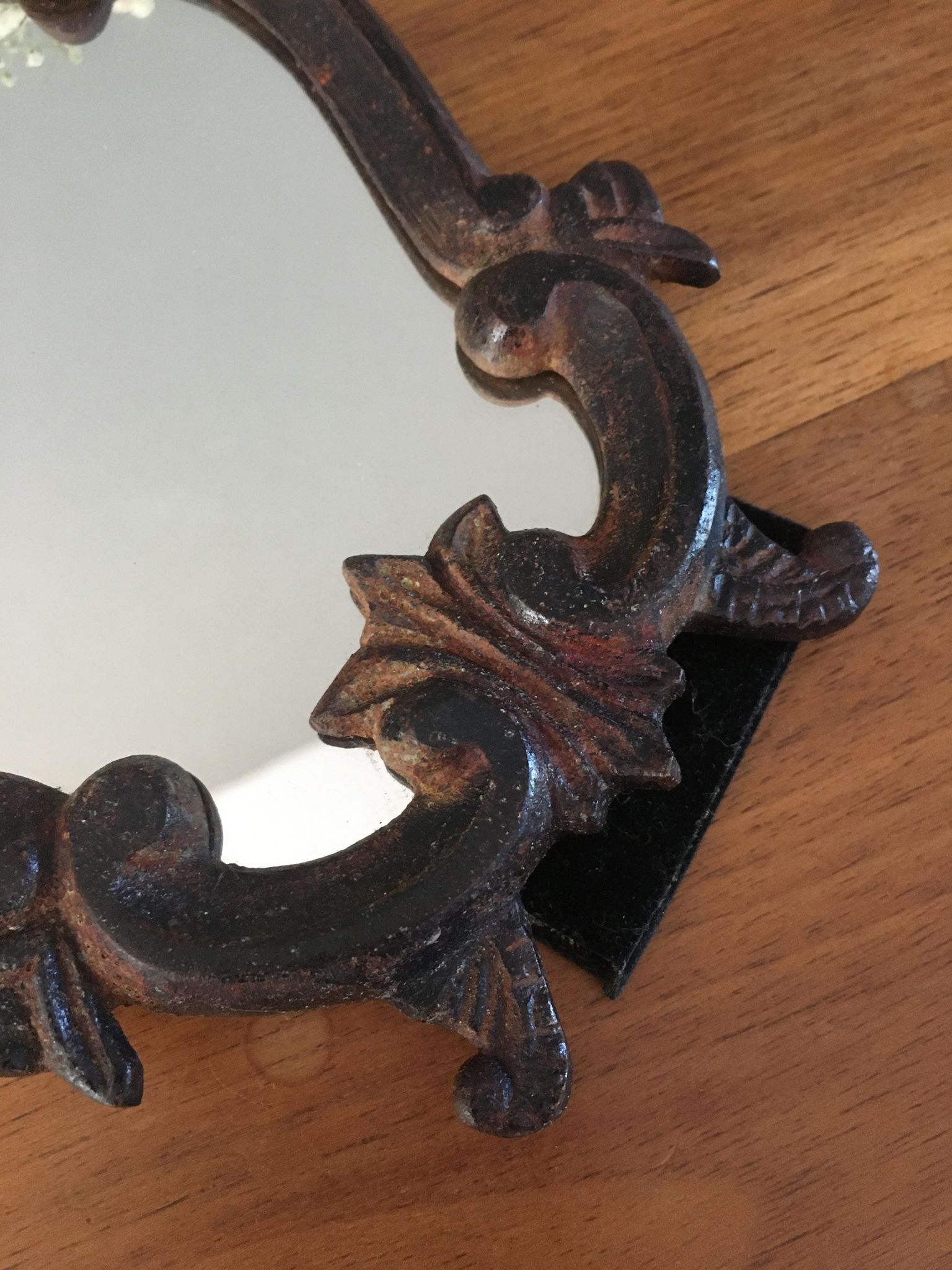 Vintage fiddle mirror to put down.