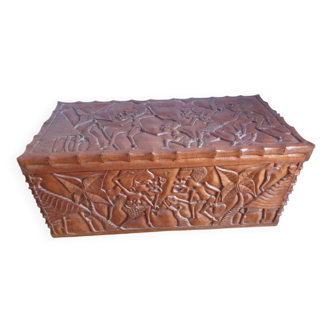 Grand coffre bois sculpté