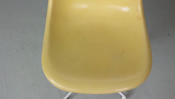 Chaises en fibre de verre jaune clair « La Fonda » de Charles & Ray Eames Herman Miller
