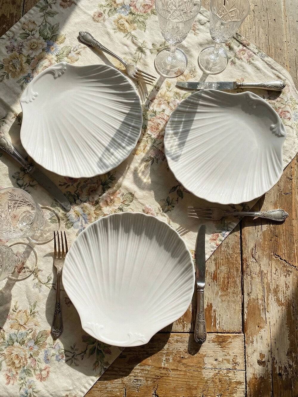 3 vintage flat plates with scallop shells, fine porcelain from Limoges.