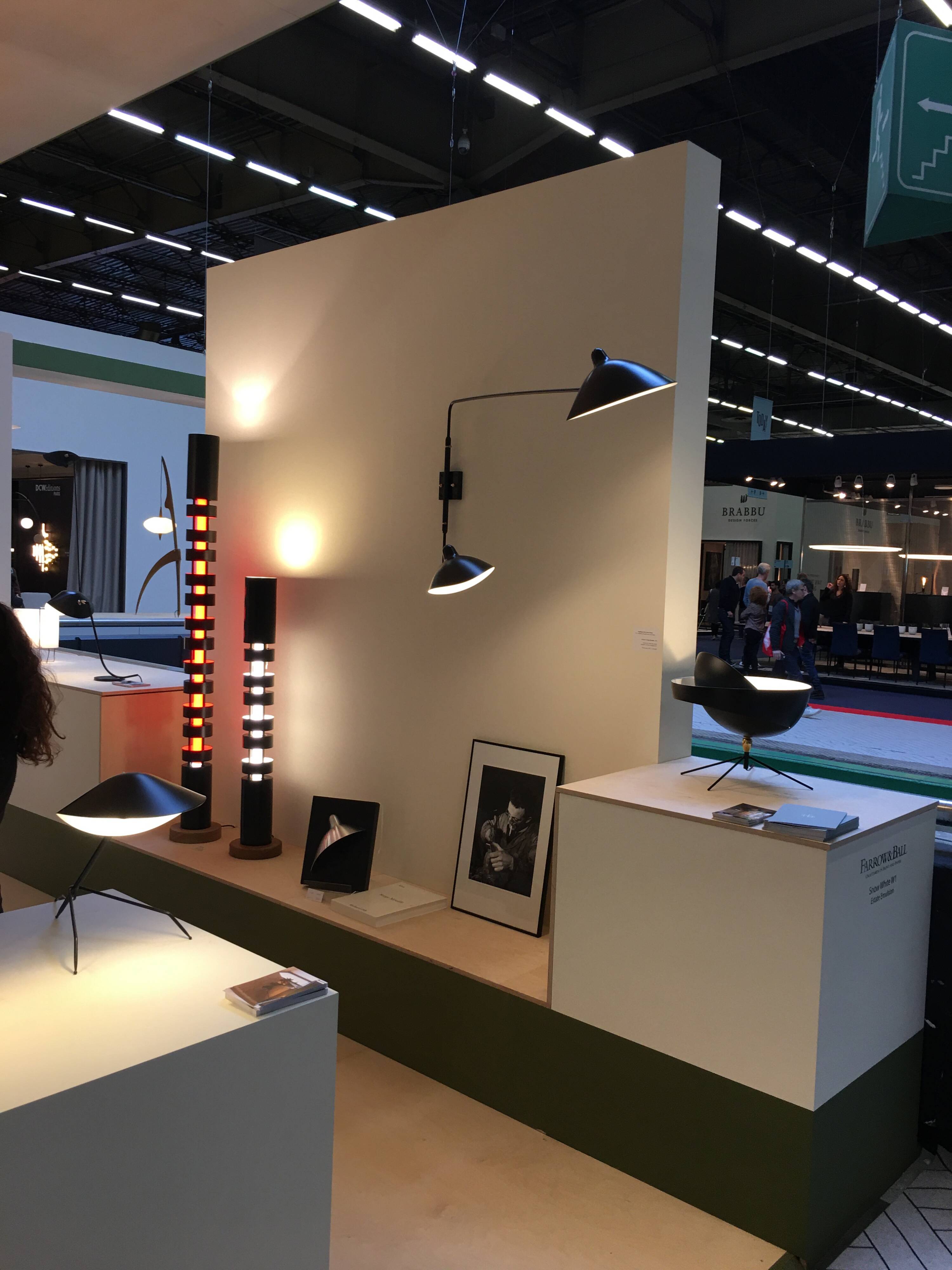 Wall light with two straight pivoting arms