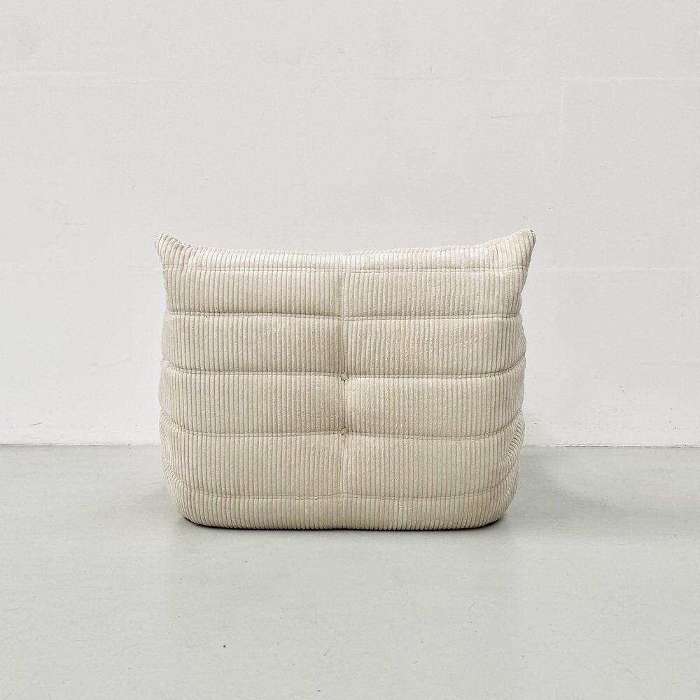 Fauteuil Togo Lounge en velours côtelé beige par Michel Ducaroy pour Ligne Roset.