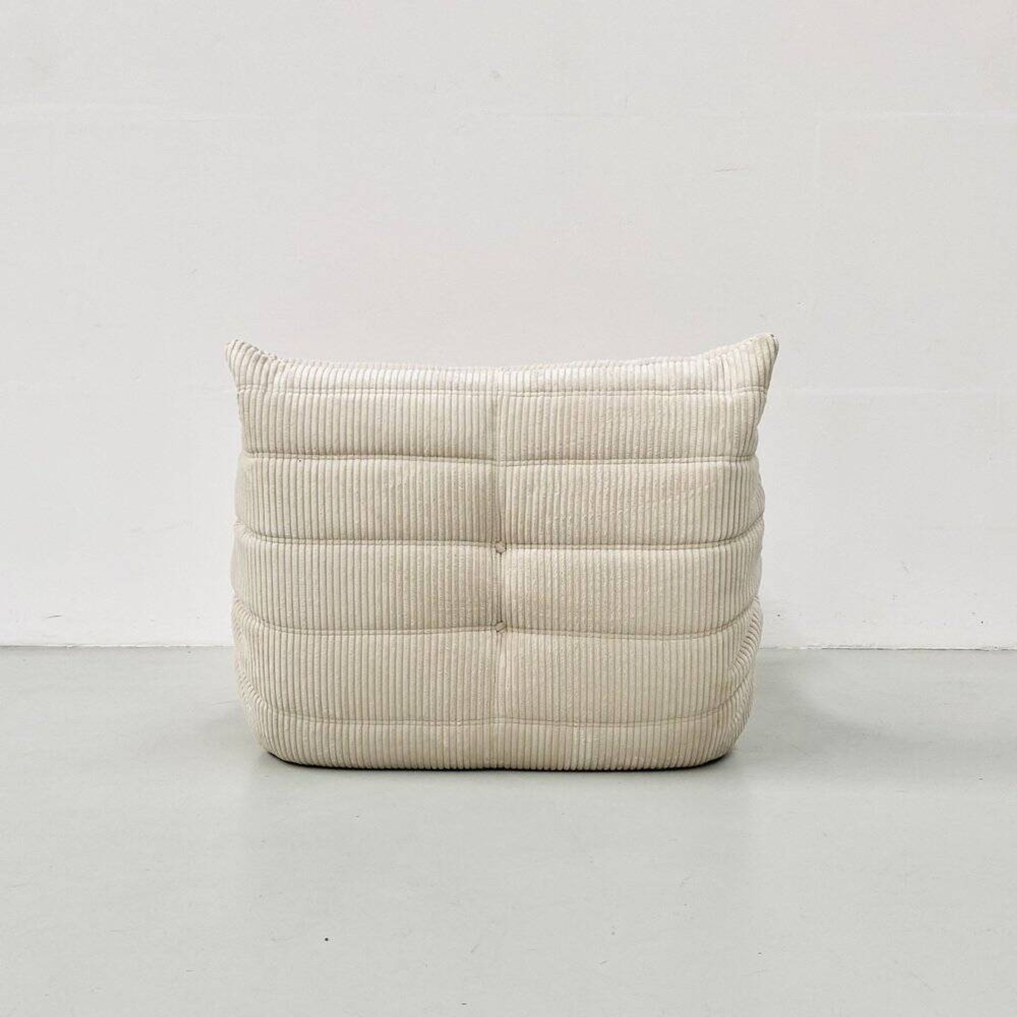 Fauteuil Togo Lounge en velours côtelé beige par Michel Ducaroy pour Ligne Roset.