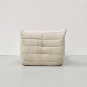 Fauteuil Togo Lounge en velours côtelé beige par Michel Ducaroy pour Ligne Roset.