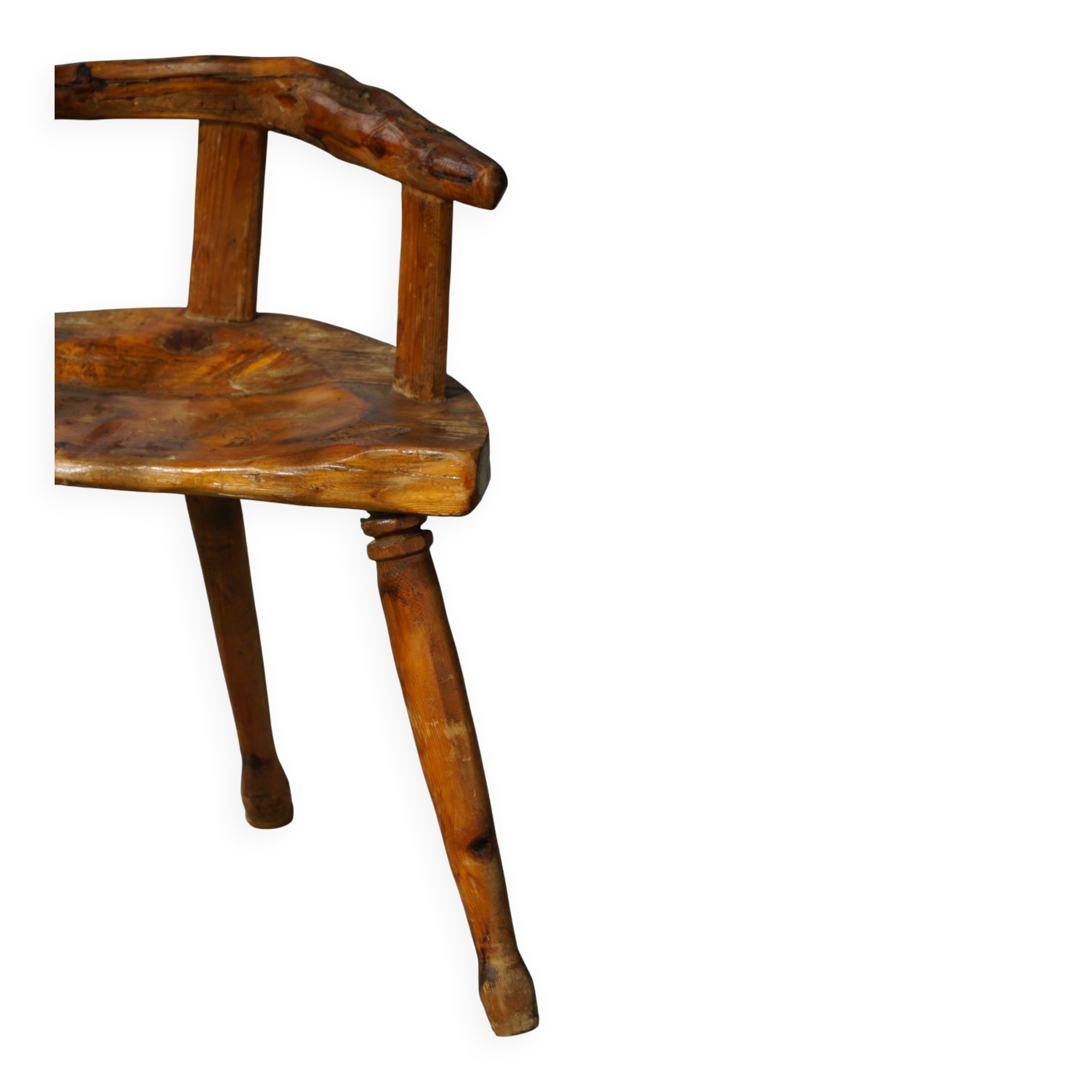 Chaise scandinave folk art trois pieds en pin du début du XXe siècle, wabi sabi
