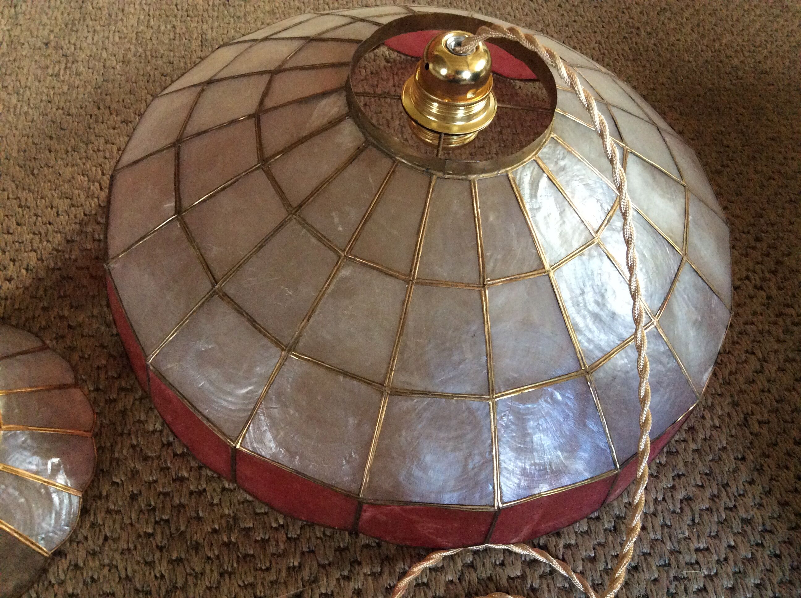 Mother-of-pearl suspension