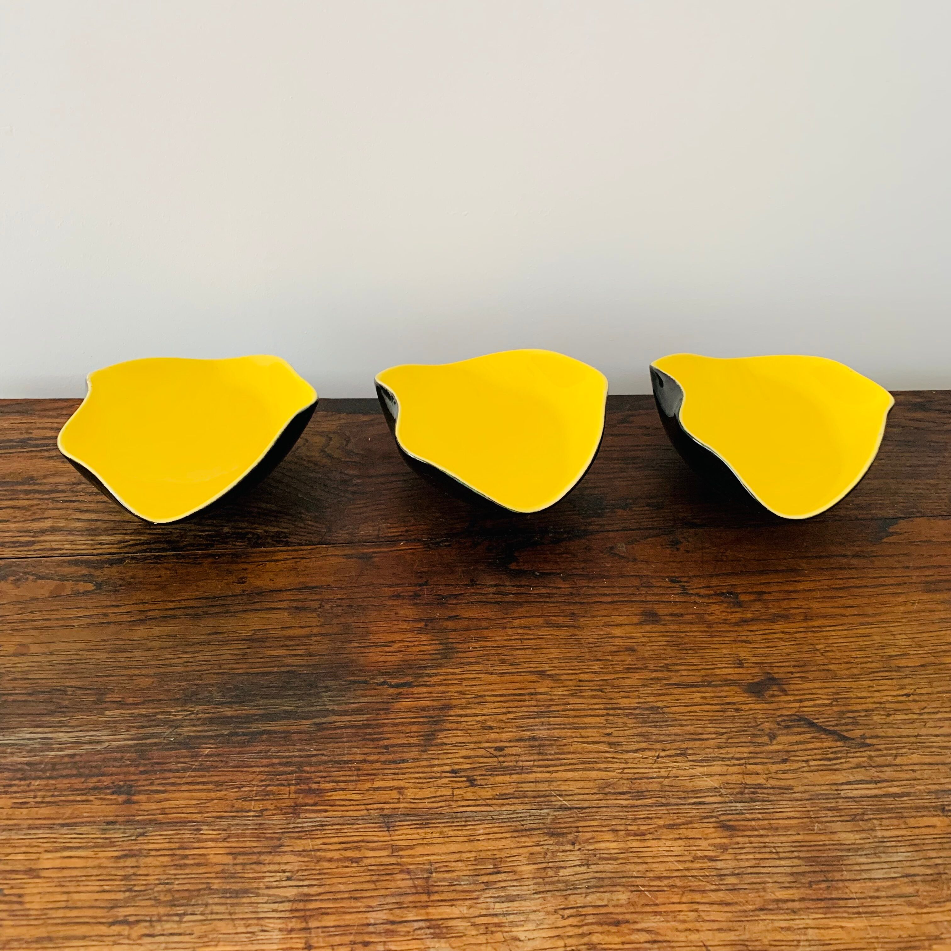 Set of 3 vintage bowls, yellow and black