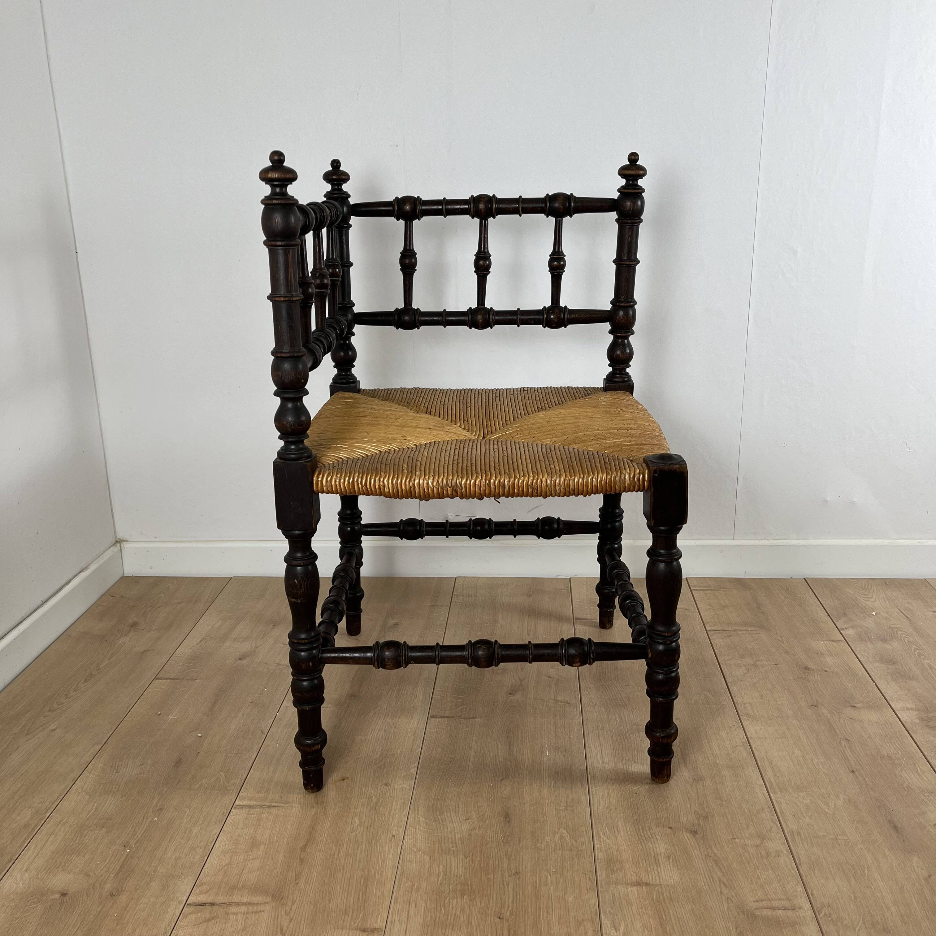 Corner chair in carved wood and straw, late 19th century.