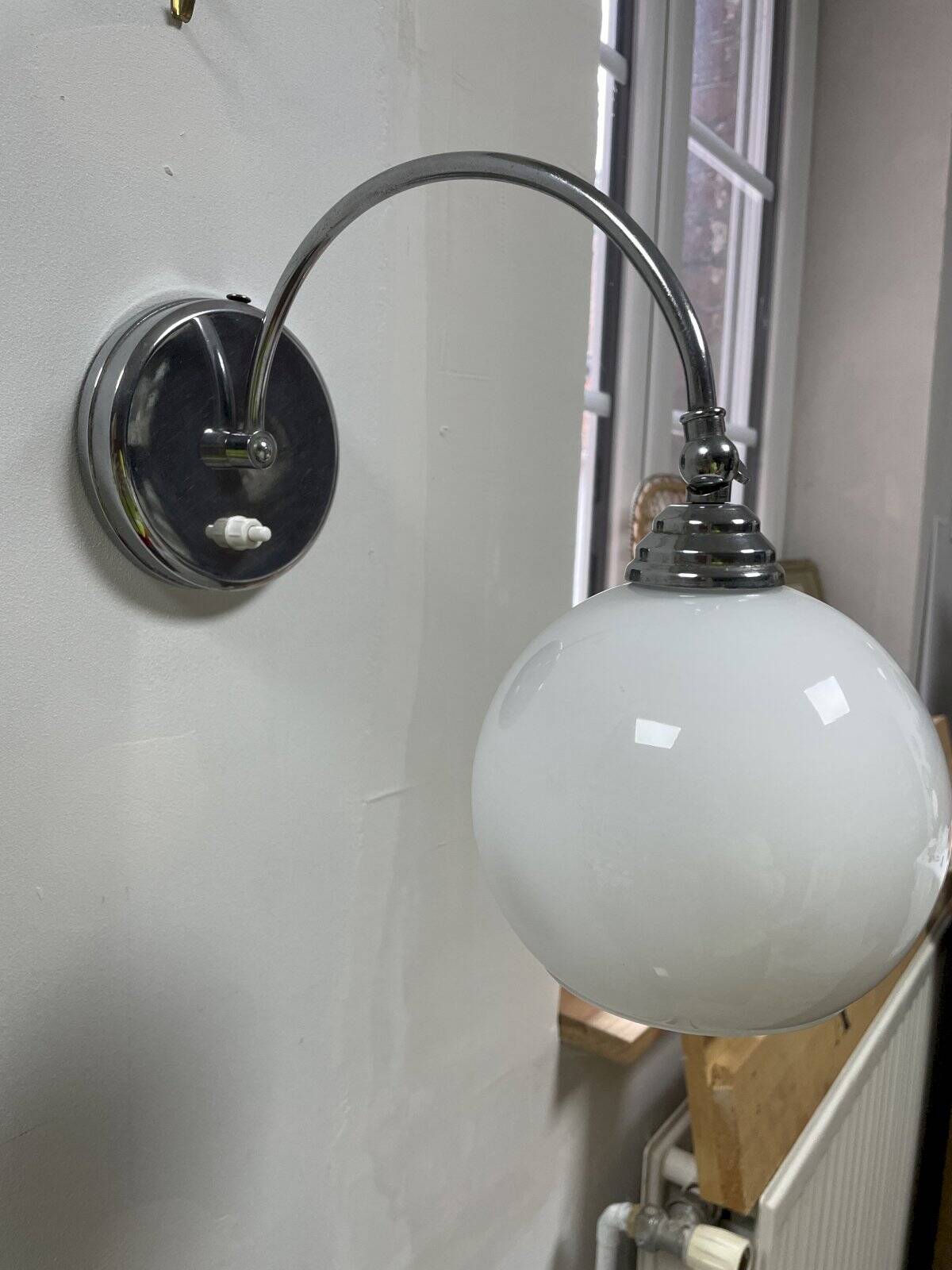 Lampe globe vintage métal chromé et opaline, à poser ou à fixer au mur