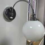 Lampe globe vintage métal chromé et opaline, à poser ou à fixer au mur