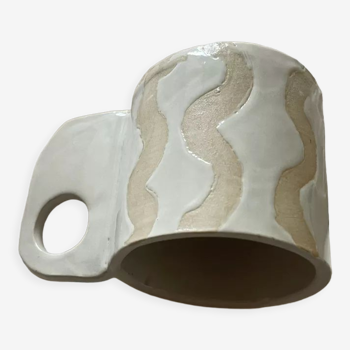 Tasse type mug en grès blanc émaillé vague
