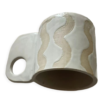 Tasse type mug en grès blanc émaillé vague