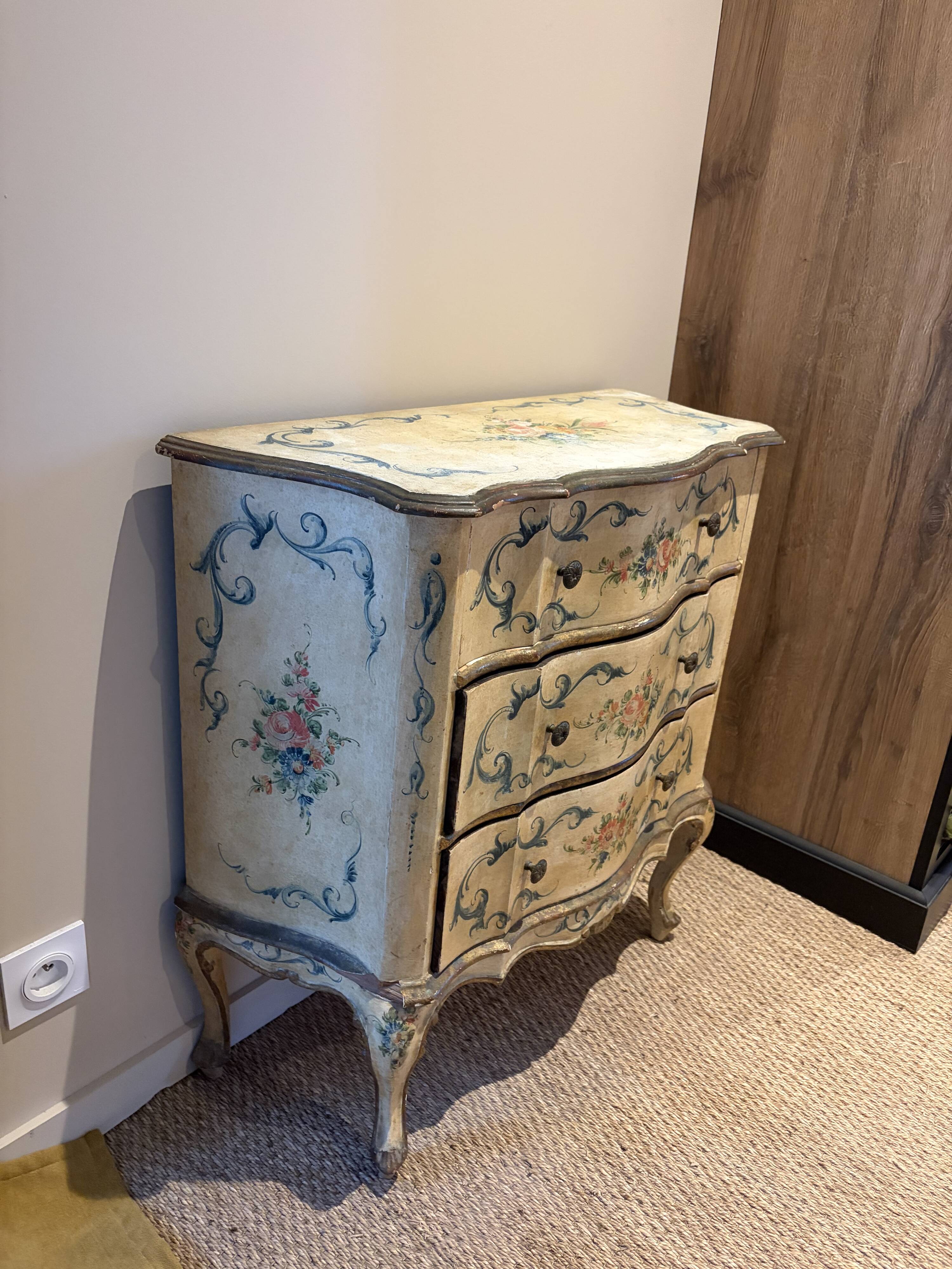 Serpentine commode, 18th century style, Italian, painted and gilded with patterns.