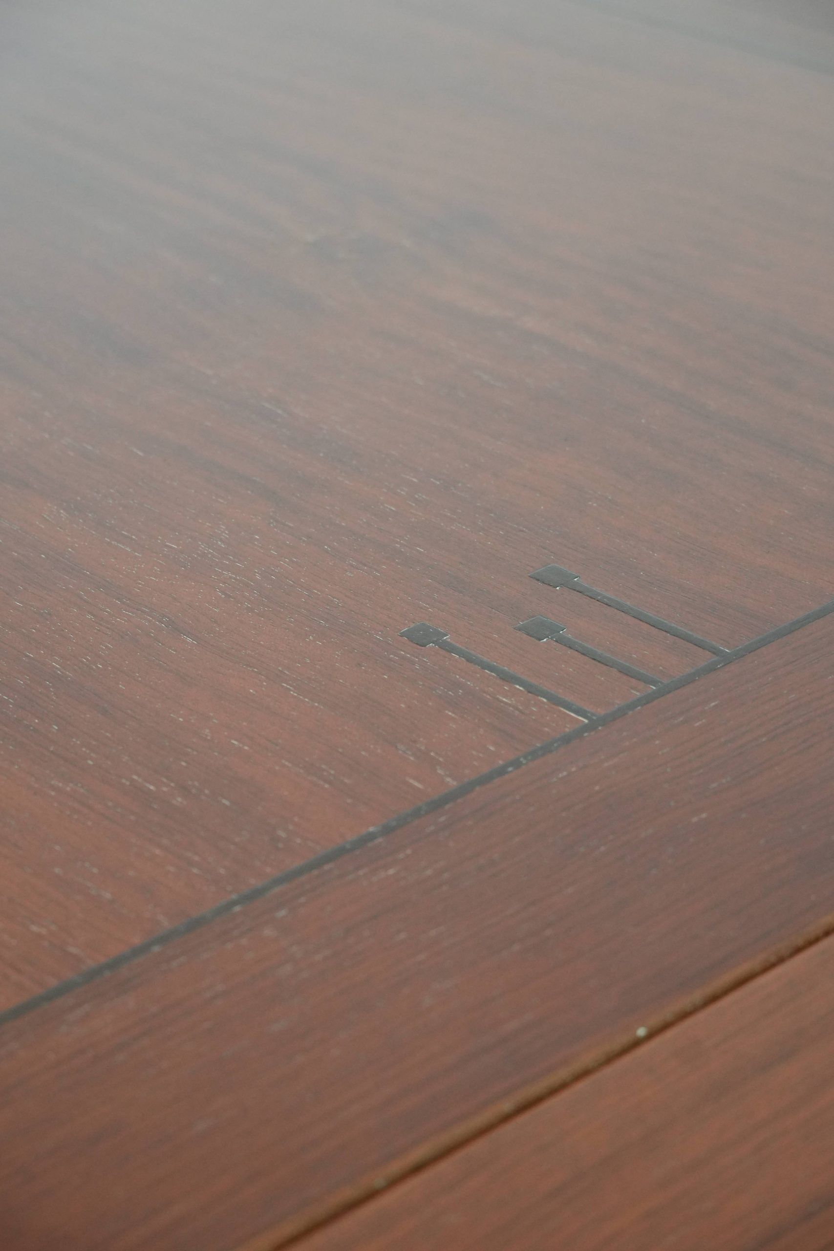 Beautiful and extendable Art Deco design dining table for 6 to 8 people