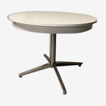 Round extendable table in vintage melamine