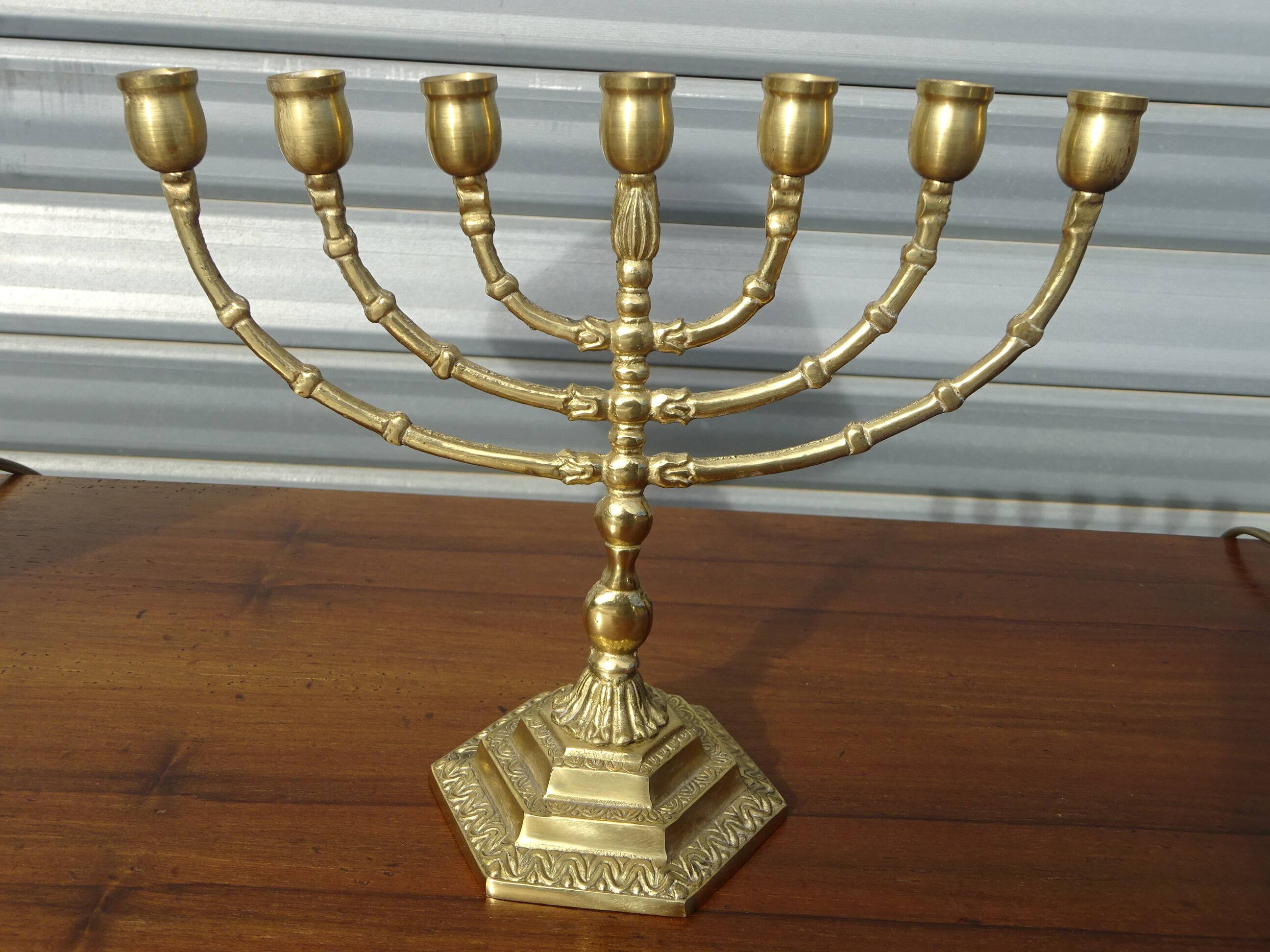 7-branch chandelier, in gilded brass, signed Wainberg.