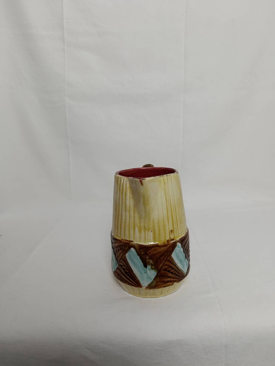 Pichet / jug in barbotine signed Orchies