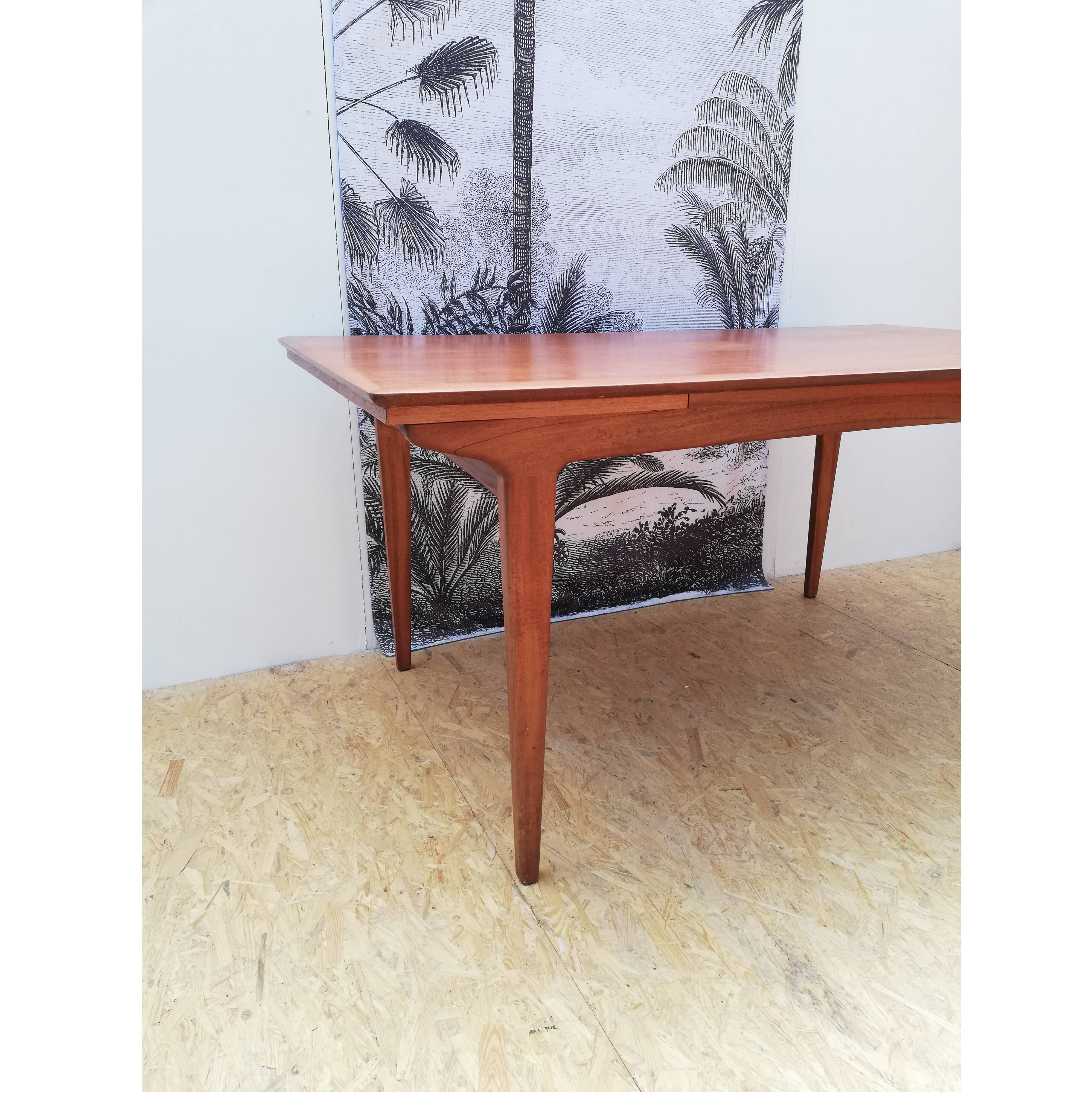 Scandinavian extendable table