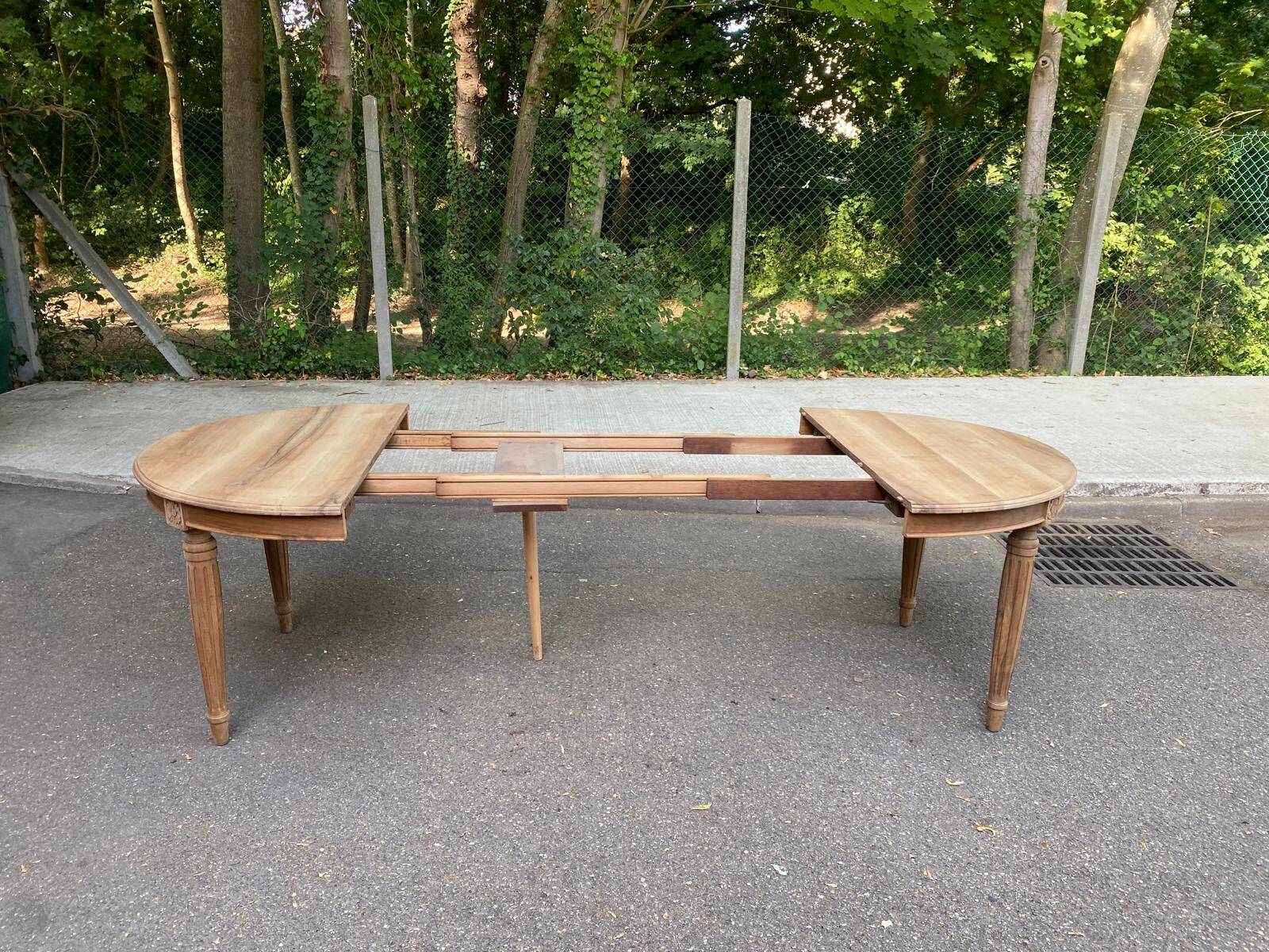 Art Deco round extendable dining table stripped in solid walnut from the 1920s.